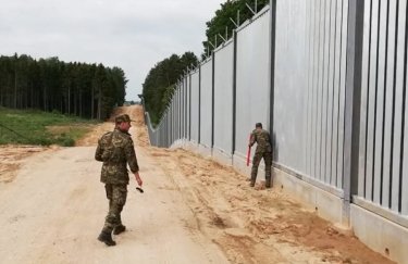 пограничникик, стена на границе, польские пограничники