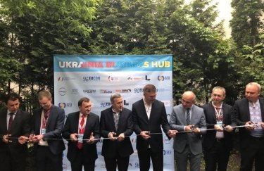 Открытие украинского делового центра в Варшаве. Фото: facebook.com/andrii.desh