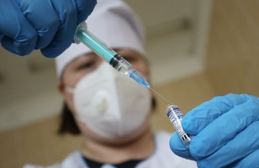 В Минздраве одобрили введение бустерной дозы вакцины людям старше 60 лет