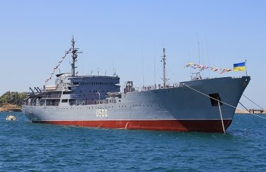 Российские военные требуют от украинского корабля "Донбасс" прекратить движение к Керченскому проливу