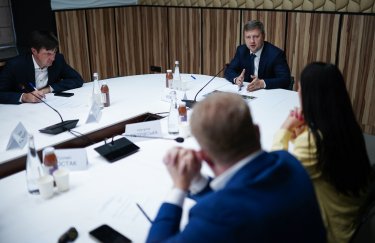 Виталий Коваль обсудил с представителями продовольственного ритейла развитие системы овощехранилищ. Фото: пресс-служба МинАПК Виталий Коваль обсудил с представителями продовольственного ритейла развитие системы овощехранилищ