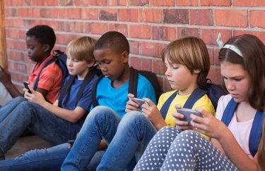 Во Франции запретили мобильные телефоны в школах