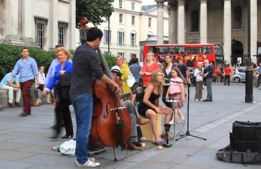 Власти Лондона стали выдавать уличным музыкантам терминалы для бесконтактного сбора денег