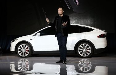 Илон Маск на фоне электромобиля Tesla. Фото: Getty Images