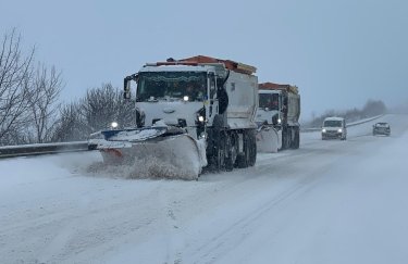 Замети до 35 см та обмеження для фур: складні погодні умови зберігаються по всій країні (ФОТО)