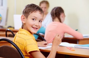 В Сумах построят четыре подземные школы. / Freepik мальчик, девушки, школьники