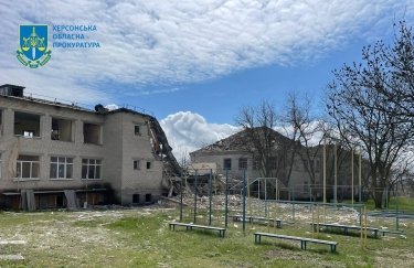 Последствия обстрелов. Фото: Офис генпрокурора Оккупанты обстреляли парк и школу в Херсонской области: есть жертвы (ВИДЕО)