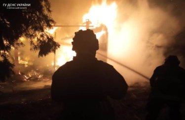 Спасатели на Херсонщине ликвидируют пожар, возникший из-за вражеских обстрелов. Фото: ГУ ГСЧС в Херсонской области