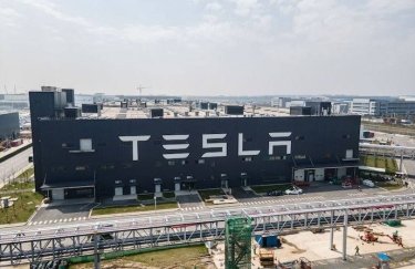 Tesla призупиняє виробництво на заводі в Шанхаї