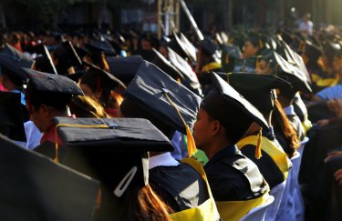 Філіппінські випускники перед отриманням диплому тепер мають висадити по 10 дерев