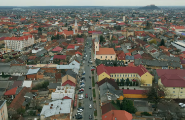 На дахах Мукачева встановлять сонячні панелі. Фото: скриншот відео YouTube/dronemyroad мукачево з висоти, сонячні панелі, сес, кредит, Укрексімбанк