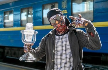 Kalush Orchestra получили новый хрустальный микрофон "Евровидения-2022" вместо проданного на аукционе