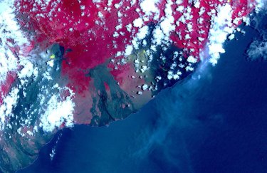 NASA опубликовало спутниковые фото извержения вулкана на Гавайях