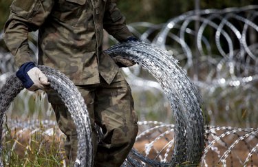 Эстония установила проволочные заграждения на границе с Россией