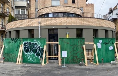 Кацуріни обнесли огорожами свої ресторани на підтримку пам'яток архітектури Києва