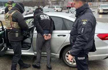 За український паспорт з іноземця по $10 тис. У Києві затримали організатора схеми