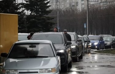 Маріупольці змогли виїхати з міста. Фото: Reuters Завдяки гуманітарним коридорам за день із гарячих точок евакуювали 4 тисячі людей, — Верещук
