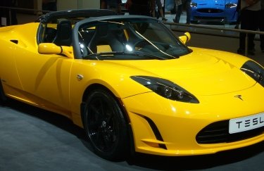 Tesla теряет европейский рынок. / Википедия электромобиль Tesla Roadster, дорогая