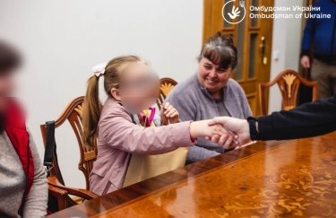 Украина вернула двоих детей женщины, находившейся в российском плену (ФОТО)