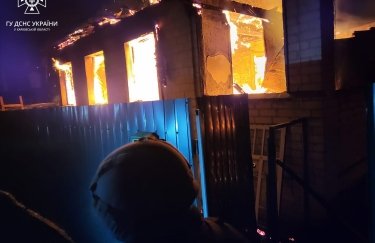 Спасатели на Харьковщине ликвидируют пожар, возникший из-за вражеских обстрелов. Фото: ГУ ГСЧС в Харьковской области война