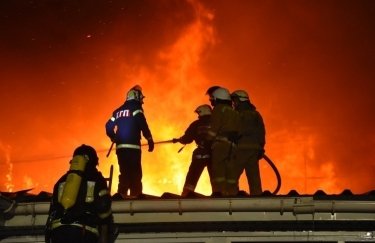 Пожар на заводе металлических дверей в Фонтанке. Фото: ГУ ГСЧС в Одесской области