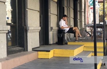 Прирівняли до звичайних: в Україні заборонили продаж електронних сигарет особам віком до 18 років