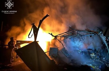 Спасатели на Харьковщине ликвидируют пожар, возникший из-за вражеских обстрелов. Фото: ГУ ГСЧС в Харьковской области