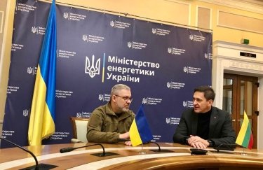 Міністр енергетики України Герман Галущенко та міністр енергетики Литви Дайнюс Крейвіс Литва відправила в Україну шість вантажівок з енергетичним обладнанням