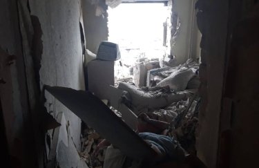 Ворожий снаряд влучив в житловий багатоквартирний будинкок на Харківщині