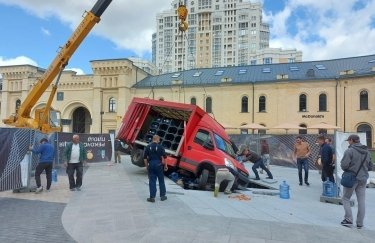 У киевского Арсенала в фонтан провалился фургон. Фото: Facebook/Eldar Sarakhman