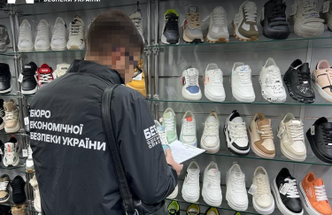 БЭБ в Одесской области разоблачило сеть по продаже поддельной обуви: изъято более 100 тыс. пар «брендовых» кроссовок
