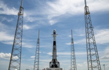Ракета-носитель Falcon-9 с аргентинским спутником перед запуском. Фото: SpaceX