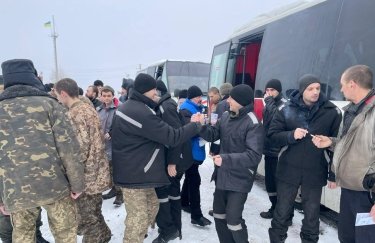 Обмін 4 лютого. Фото: Twitter/ermaka2022 Обмін полоненими 4 лютого