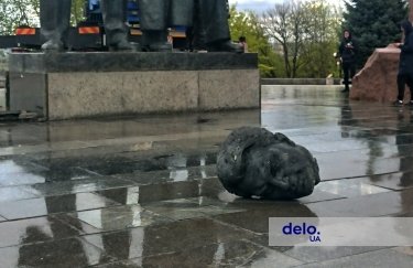 В Киеве демонтируют скульптуры под аркой "Дружбы народов" (ФОТО)
