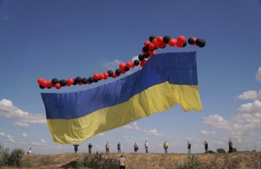 Запуск флага Украины на Чонгаре. Фото: facebook.com/sergey.savchenko.733