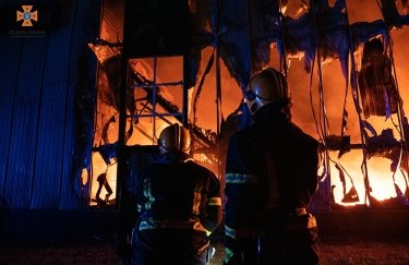В Тернополе сгорел завод по производству пенопласта (ФОТО, ВИДЕО)