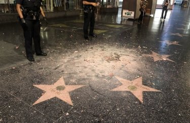 Разбитая звезда Трампа на Голливудской Аллее славы. @TheRyanParker