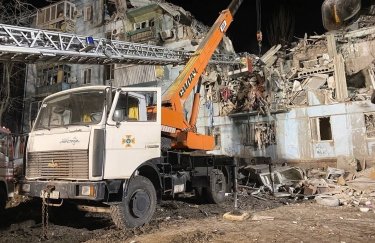 Ракетный удар по многоэтажке в Запорожье: из-под завалов вытащили тела двух погибших