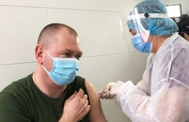 Вакцинация главы Госпогранслужбы Сергея Дейнеко. Фото: ГПСУ