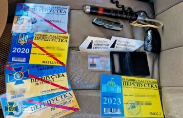 В Киевской области ликвидировали схему продажи фальшивых "спецпропусков", с которыми авто могли ездить в комендантский час