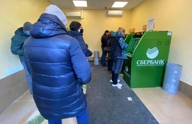 Валютна паніка в РФ: біля банкоматів збираються величезні черги