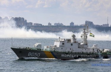 Российский пограничный корабль протаранил буксир ВМС Украины в Азовском море (фото, видео)