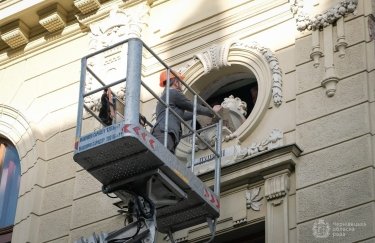 В Черновцах демонтировали бюст Пушкина со здания драмтеатра (ФОТО)