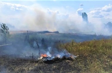 Спасатели на Харьковщине ликвидируют пожар, возникший из-за вражеских обстрелов. Фото: ГУ ГСЧС в Харьковской области