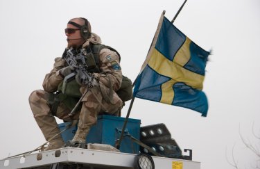 Швеція суттєво збільшує військові витрати. / Вікіпедія прапор Швеції, солдат