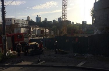 На месте незаконного строительства на Подоле. Фото: hmarochos.kiev.ua