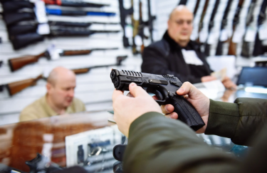 В Україні вступив в силу закон про право цивільних осіб на використання зброї проти російських військових