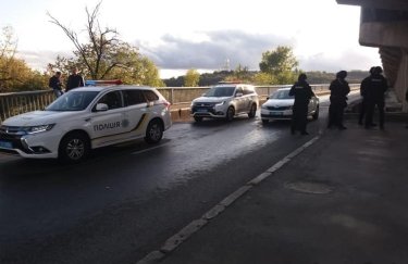 Мужчина на мосту Метро в Киеве начал стрелять — полиция проводит спецоперацию (ФОТО)