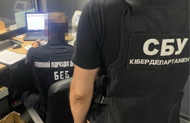 Основными клиентами злоумышленников были хакеры и представители коммерческих структур, проводивших теневые товарообменные и финансовые операции со страной-агрессором. Фото: пресс-служба СБУ Правоохранители ликвидировала сеть черных обменников, разрешавших оборот денег между РФ и Украиной