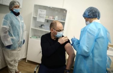 Максим Степанов вакцинируется от коронавирса. Фото: Минздрав